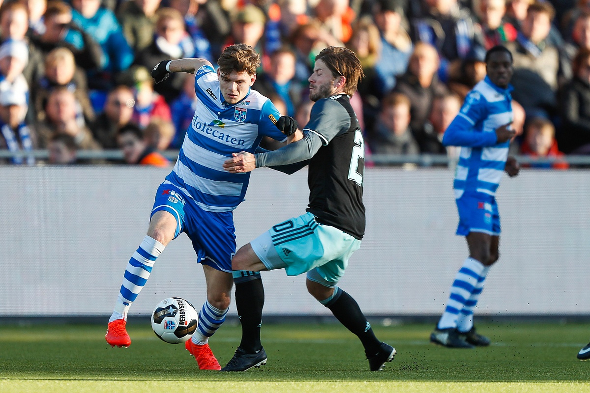 关于足球豪强再度碰撞，强强对话场面火爆的信息