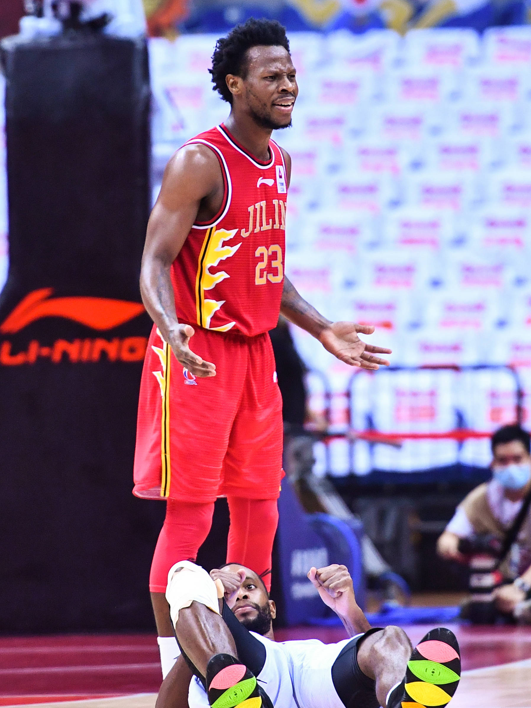 欧洲冠军联赛季后赛胜负悬疑，球星亮相