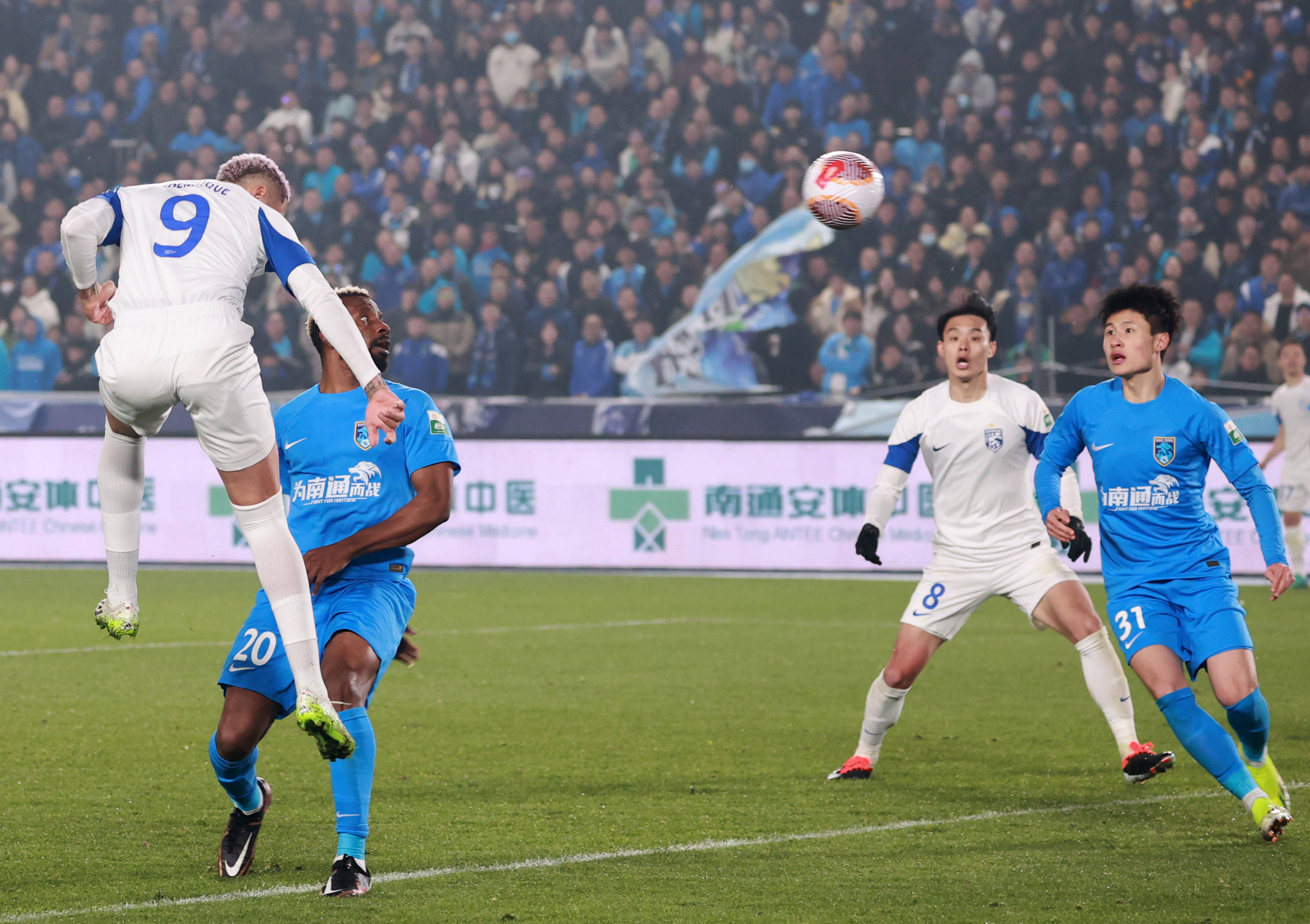 足球界热门赛事带来一场大胜，球员表现出色的简单介绍