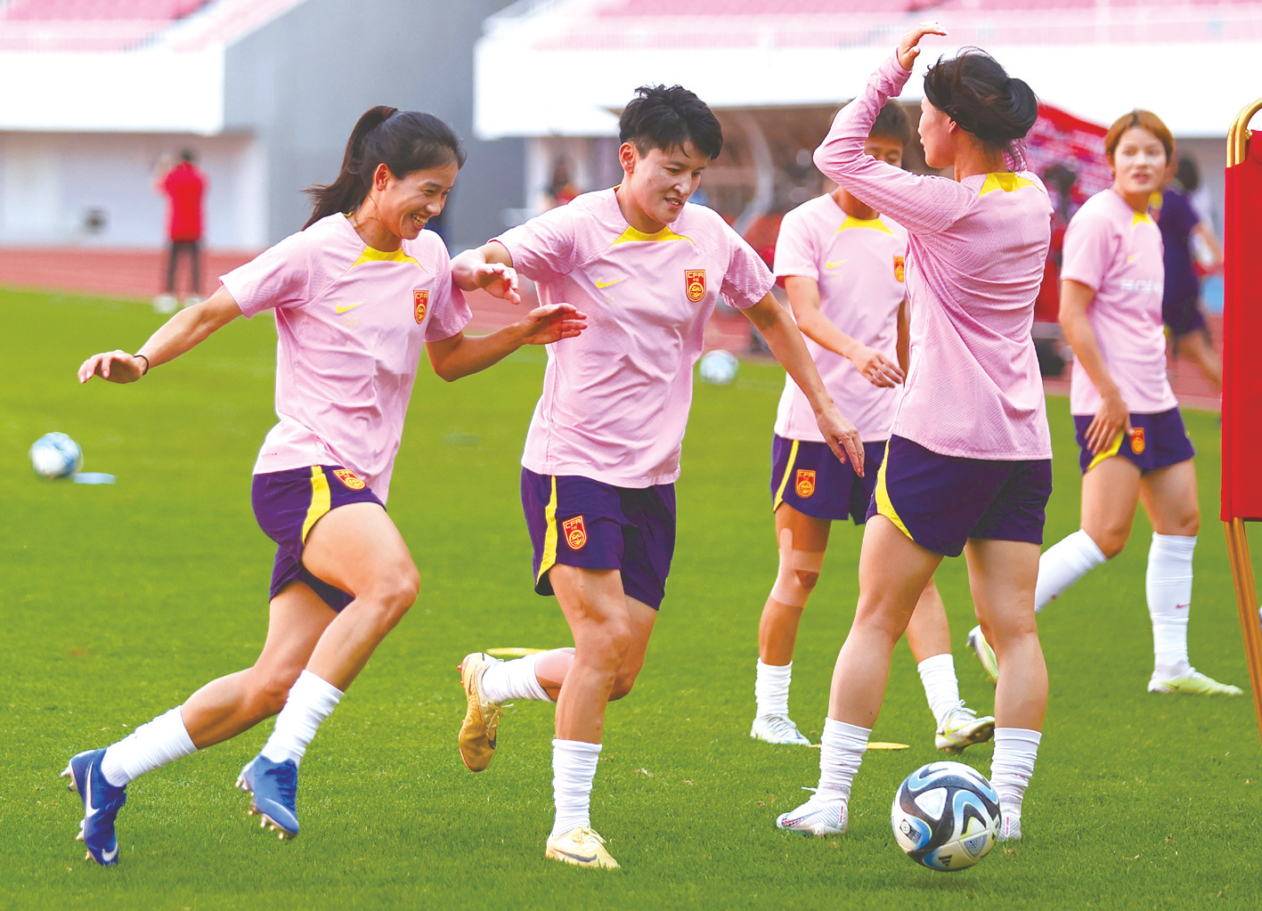 中国女足打败对手，队员团结合作取得胜利！