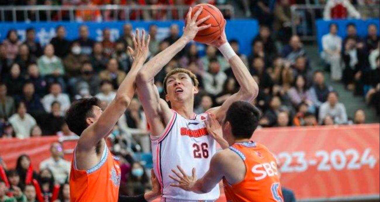 周琦一人遭遇五人夹防出色表现引众人惊叹的简单介绍