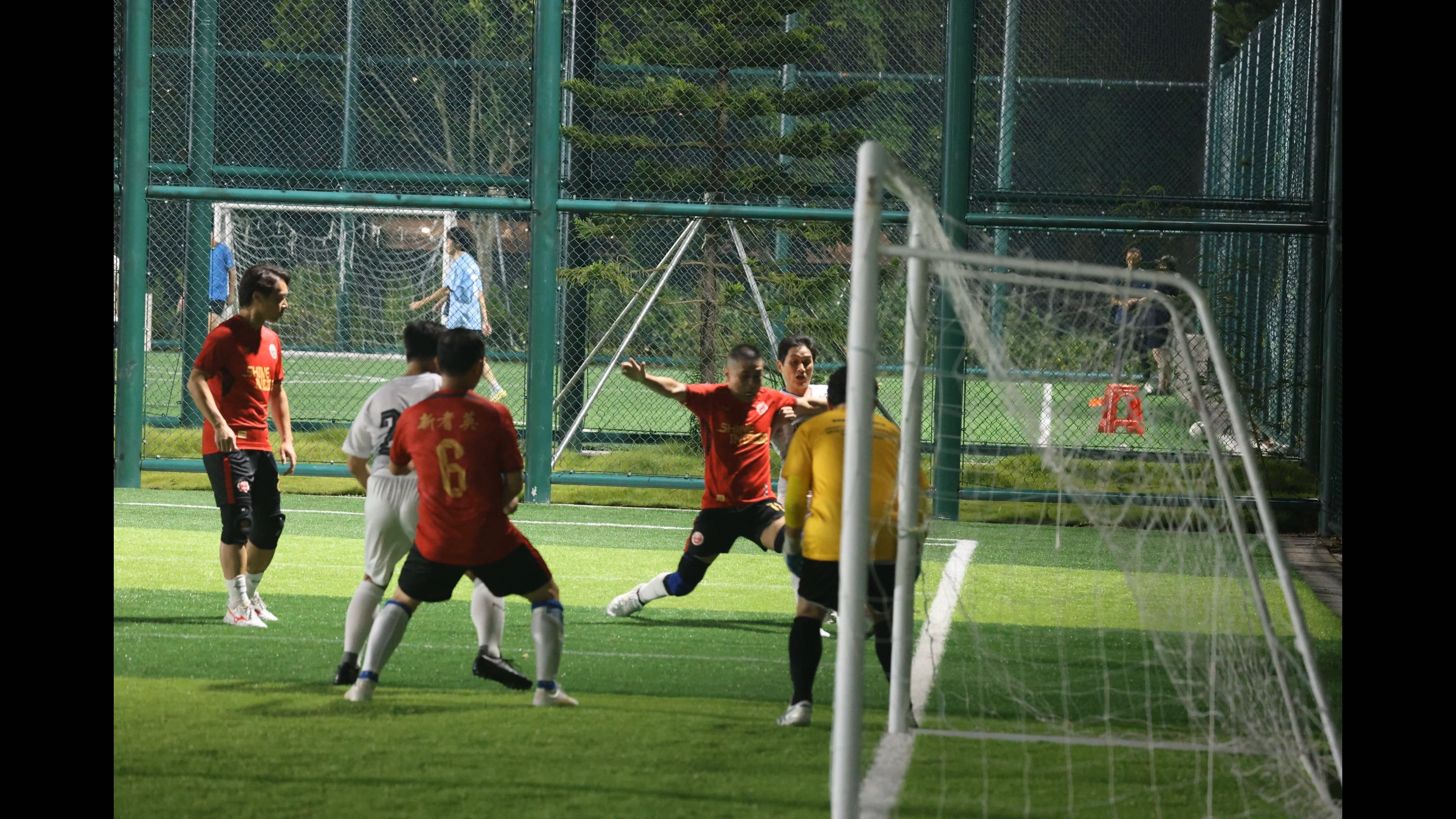 足球比赛场上精彩瞬间,动人心弦 足球比赛场上精彩瞬间,动人心弦