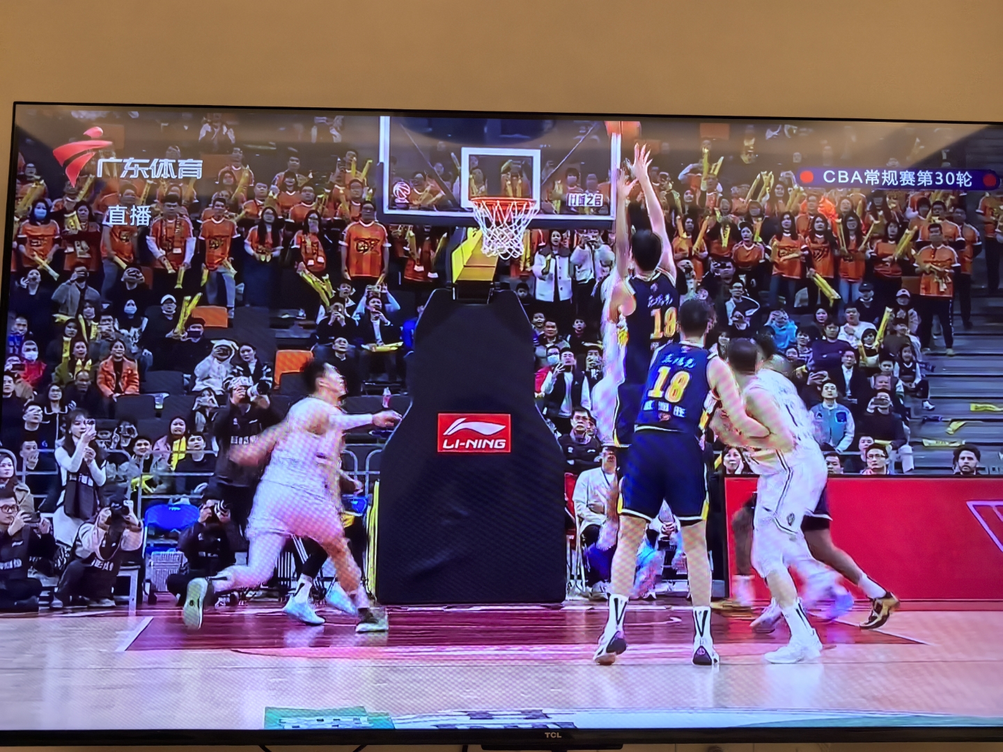 体育竞技场面激烈紧张,观众眼前一亮 体育竞技场面激烈紧张,观众眼前一亮