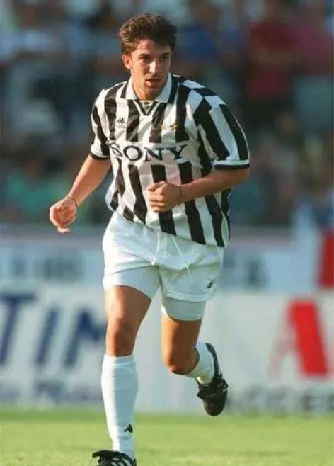 传奇瞬间：球员全神贯注，球场激荡