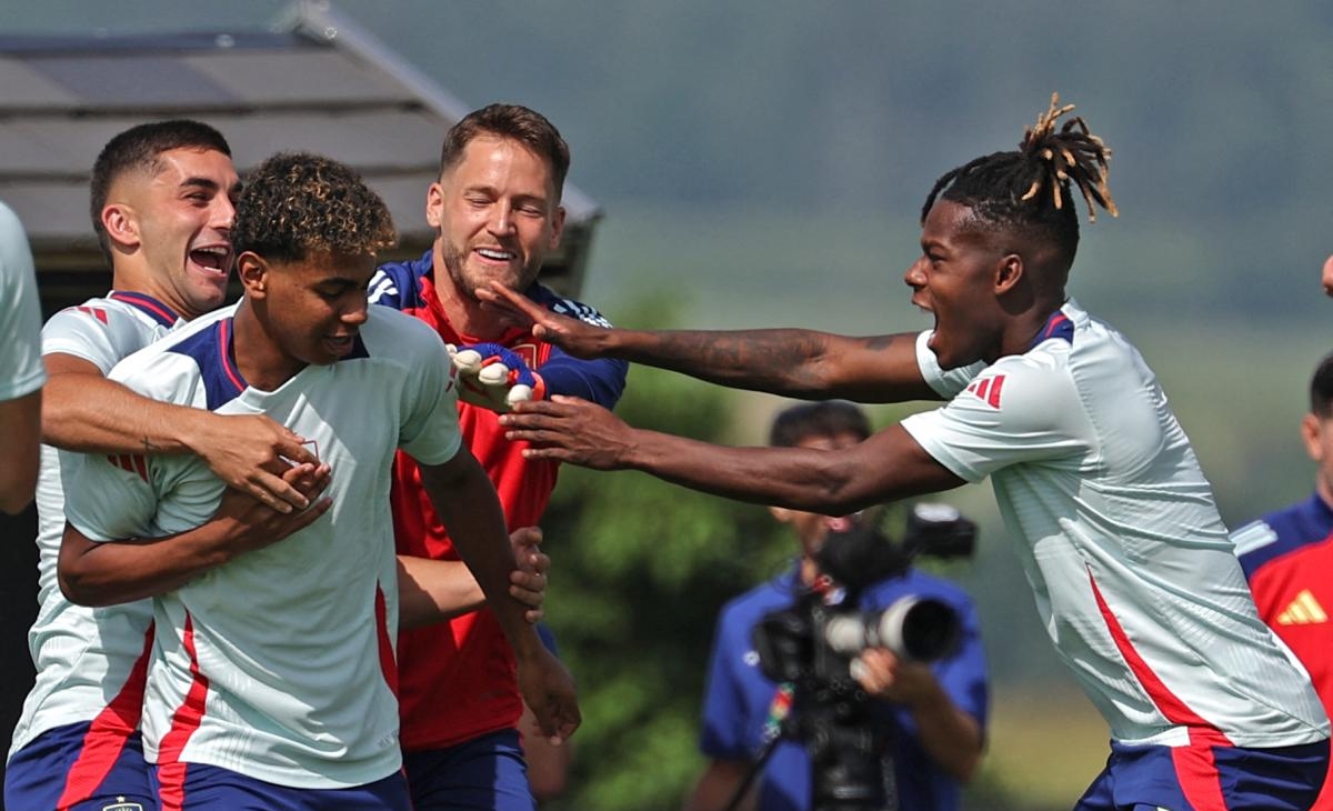 包含欧洲预选赛的精彩瞬间:全场观众尽情欢呼的词条 包含欧洲预选赛的精彩瞬间:全场观众尽情欢呼的词条