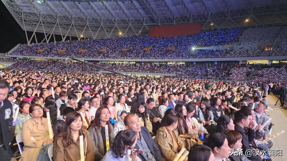 观众情绪高涨,现场气氛热烈无比 观众情绪高涨,现场气氛热烈无比