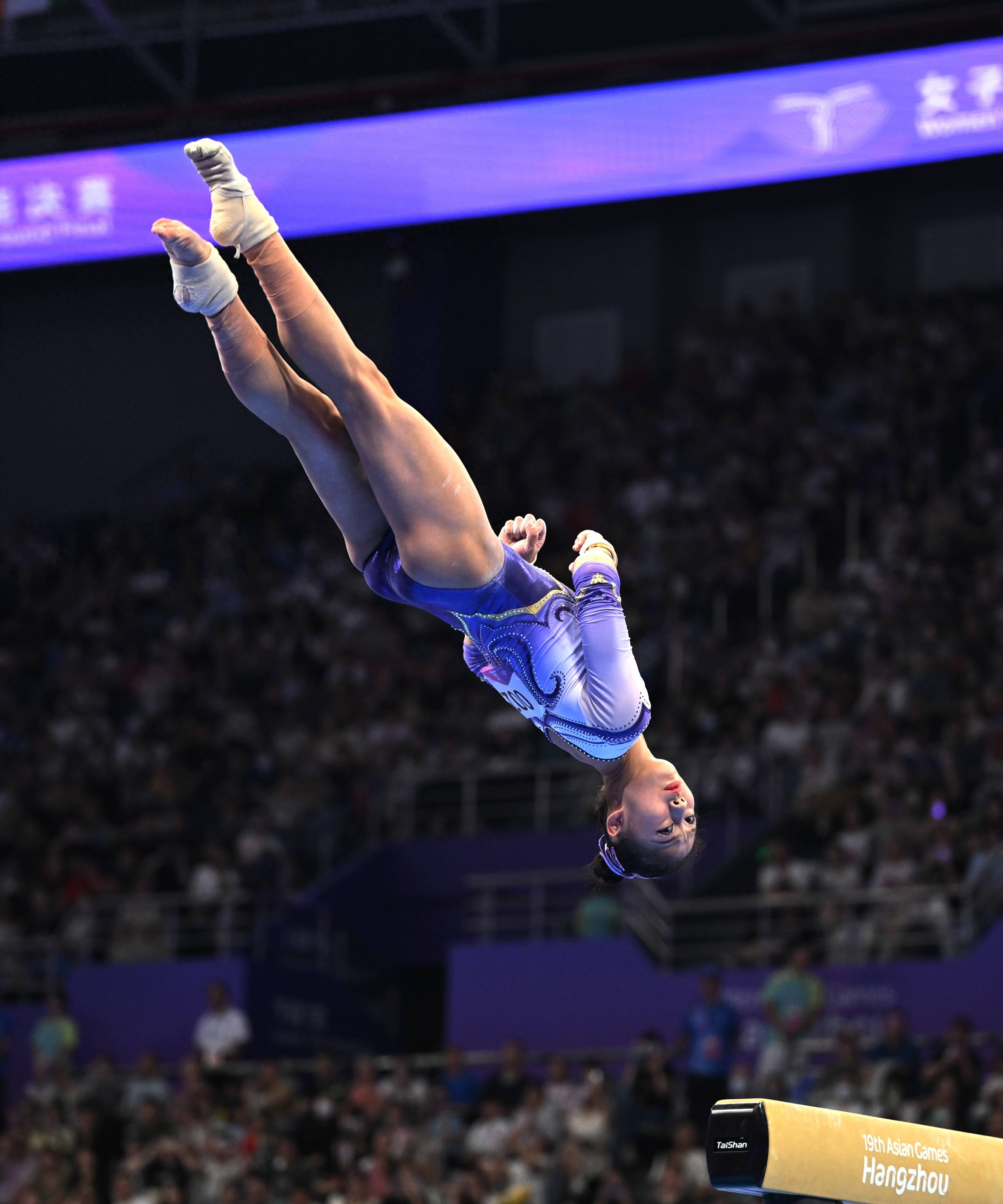 竞技体操选手优雅登台赢得掌声 竞技体操选手优雅登台赢得掌声