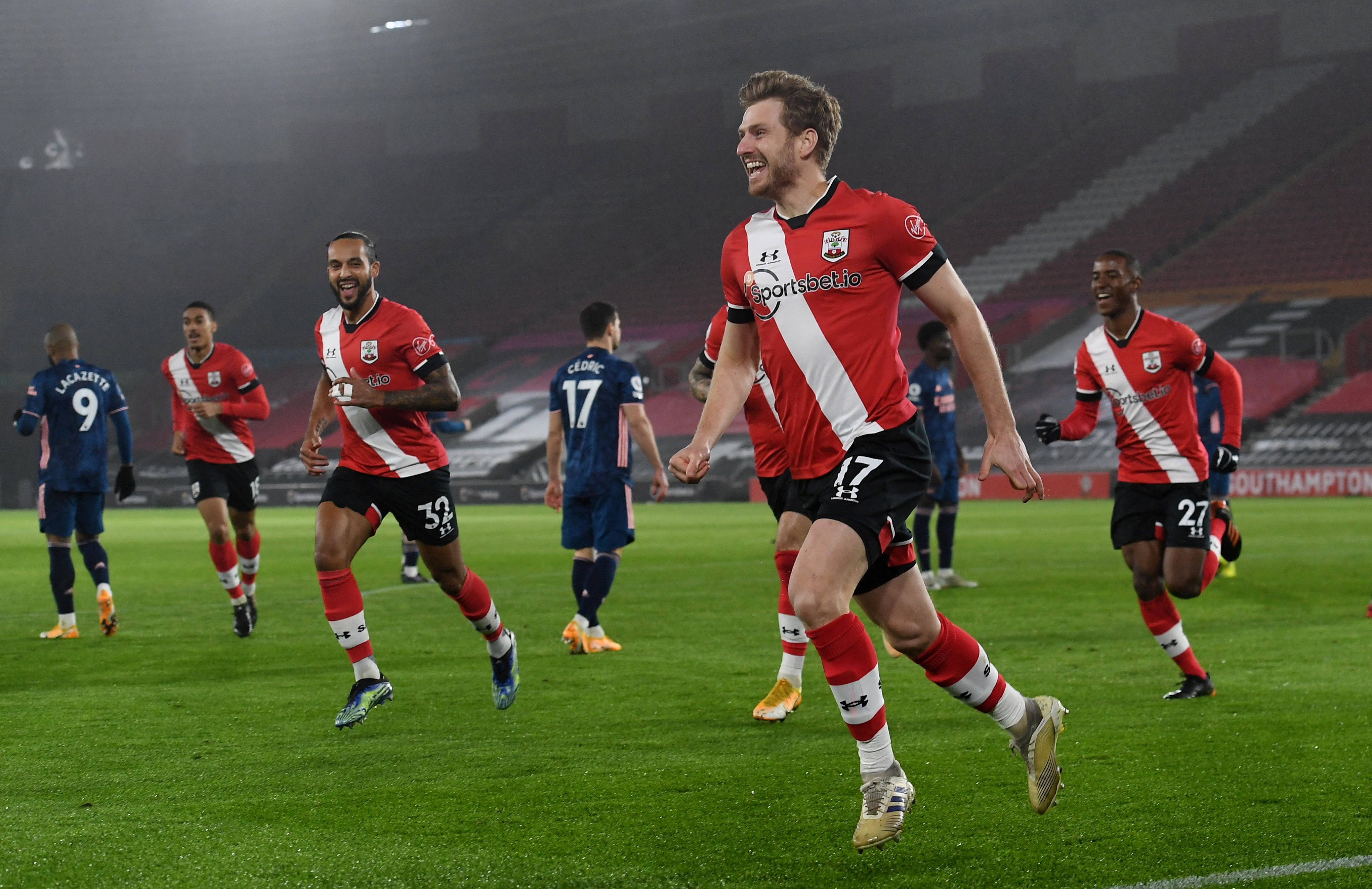 南非足球运动员全队助攻，大获全胜