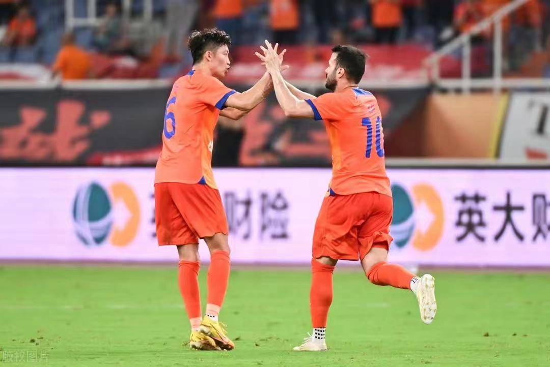 紧张激烈!亚冠赛场争夺激情擂台 紧张激烈!亚冠赛场争夺激情擂台