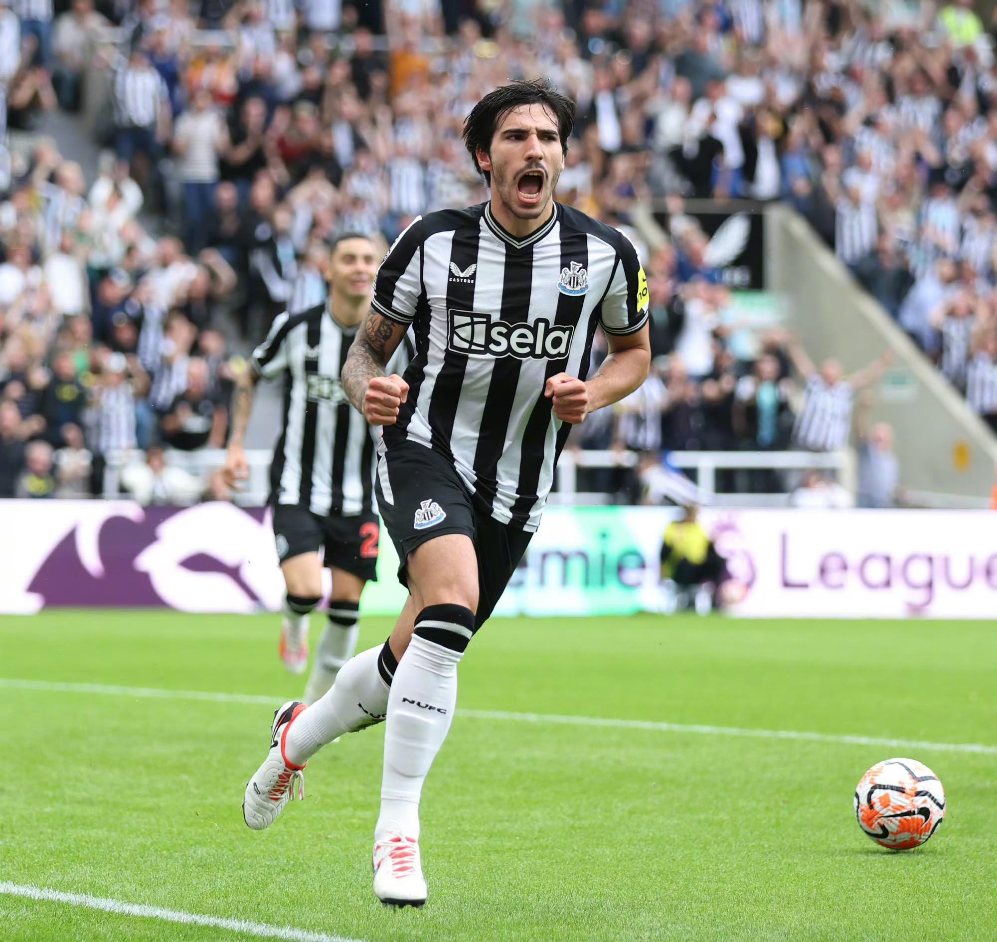 快讯:AC米兰抵达美国备战世俱杯 快讯:AC米兰抵达美国备战世俱杯