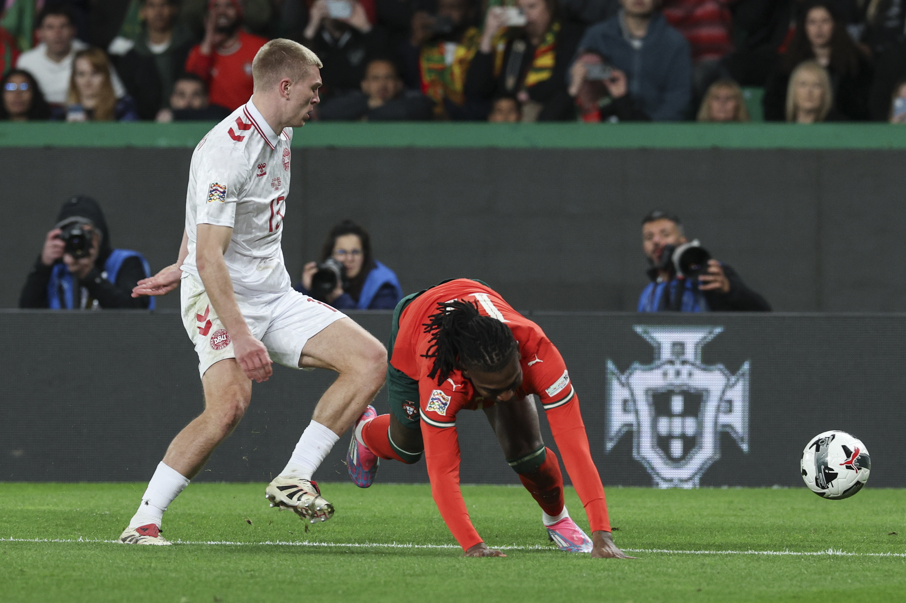 欧国联比赛球员风采独特，技巧招式令人称奇