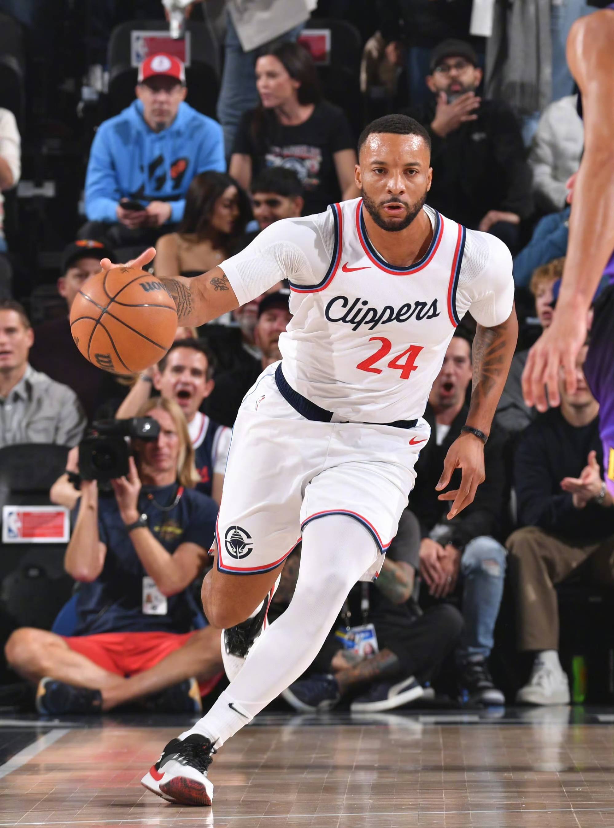 快船队战胜黄蜂队,取得两连胜 快船队战胜黄蜂队,取得两连胜