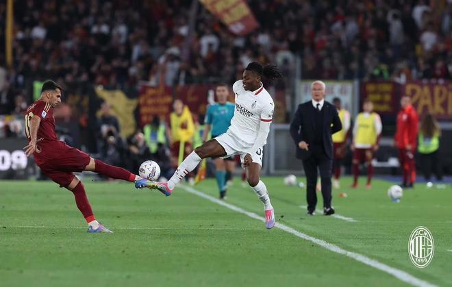 关于曼联客场大胜AC米兰，晋级悬念获新生的信息