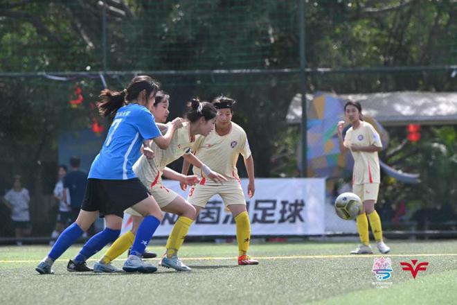 精彩的足球对决,女运动员展现出强大实力的简单介绍 精彩的足球对决,女运动员展现出强大实力的简单介绍