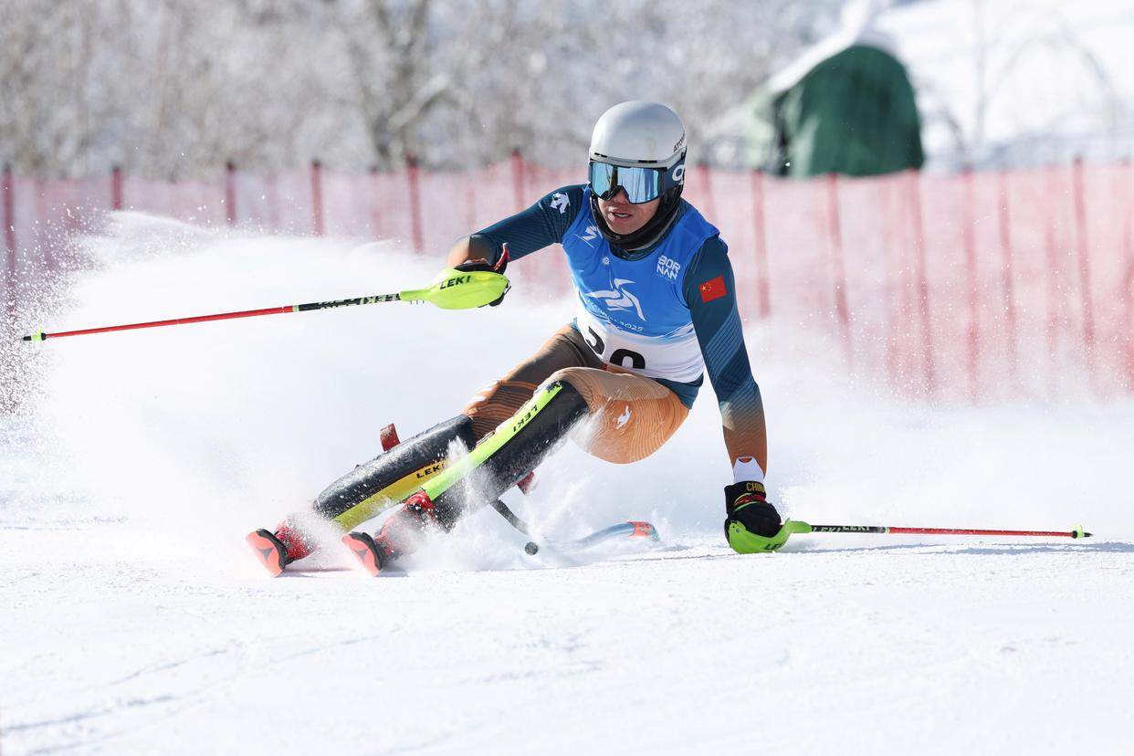 滑雪比赛中选手驾驭速度，冠军花落谁家的简单介绍