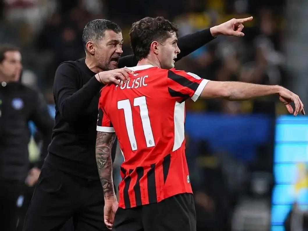 克鲁塞罗球员强力封堵对手进攻 克鲁塞罗球员强力封堵对手进攻