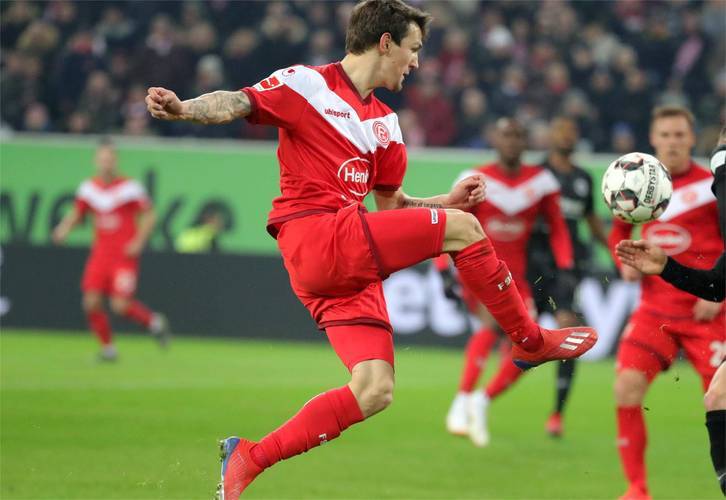 杜塞尔多夫球队庆祝球迷节日，球员士气高昂