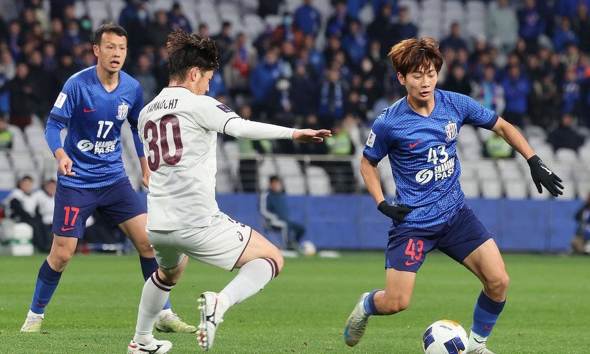 上海绿地申花球员表现出色，赢得观众欢呼