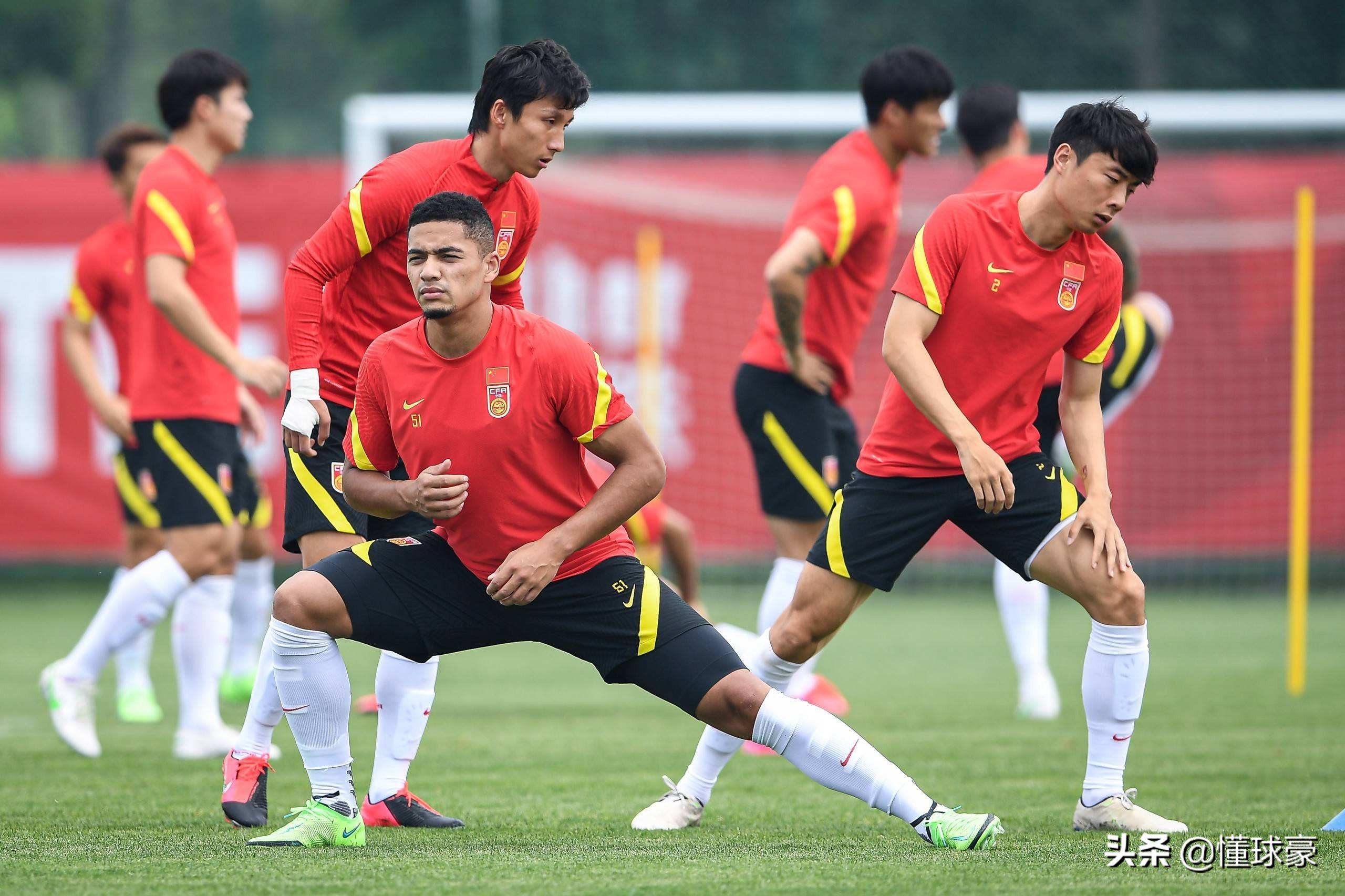 比赛氛围热烈，球迷情绪高涨