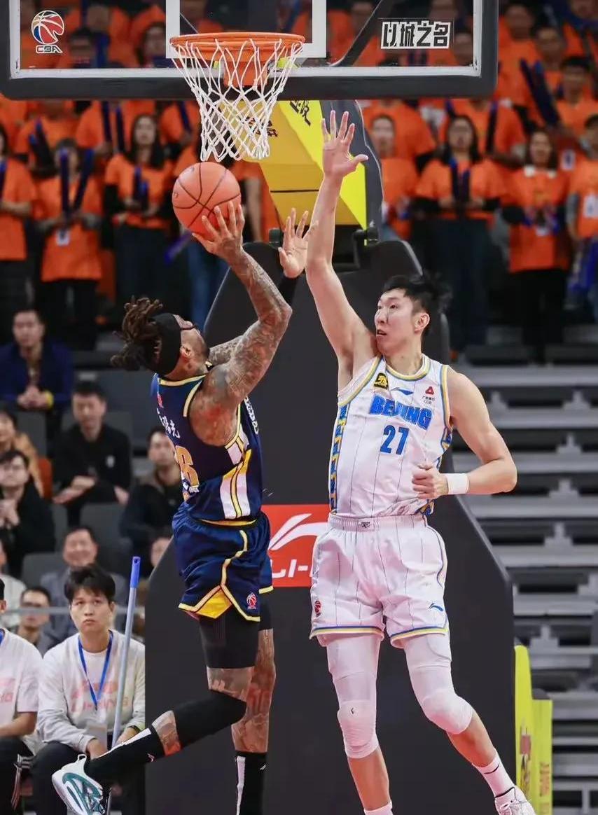 双方球员实力悬殊,比分悬殊引人关注 双方球员实力悬殊,比分悬殊引人关注