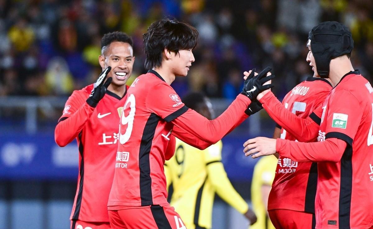 广州队新秀崭露头角,成为球队重要一员 广州队新秀崭露头角,成为球队重要一员