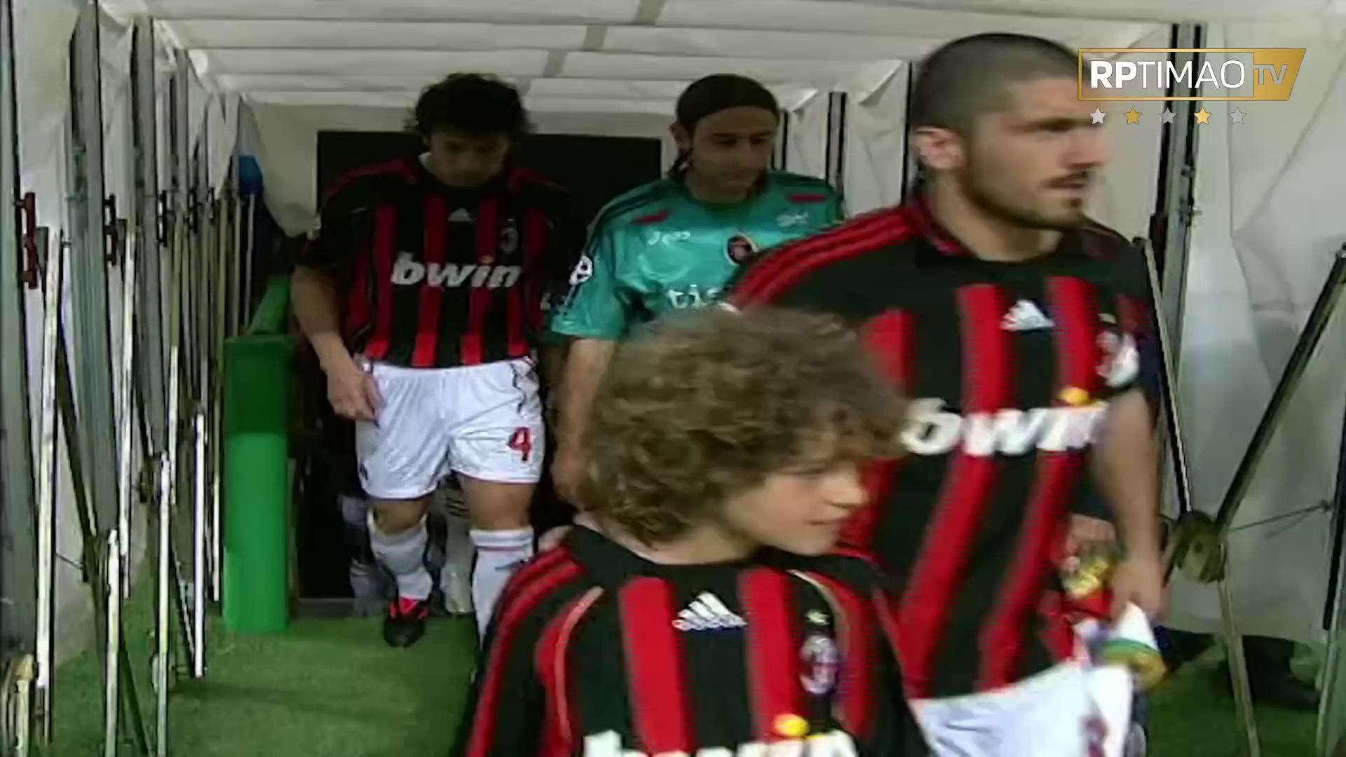 卡利亚里球员合影庆祝战胜AC米兰,展现团结力量 卡利亚里球员合影庆祝战胜AC米兰,展现团结力量