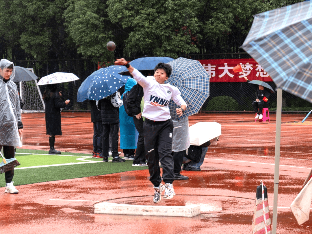 队员们挥汗拼搏,场上激烈较量令人期待 队员们挥汗拼搏,场上激烈较量令人期待