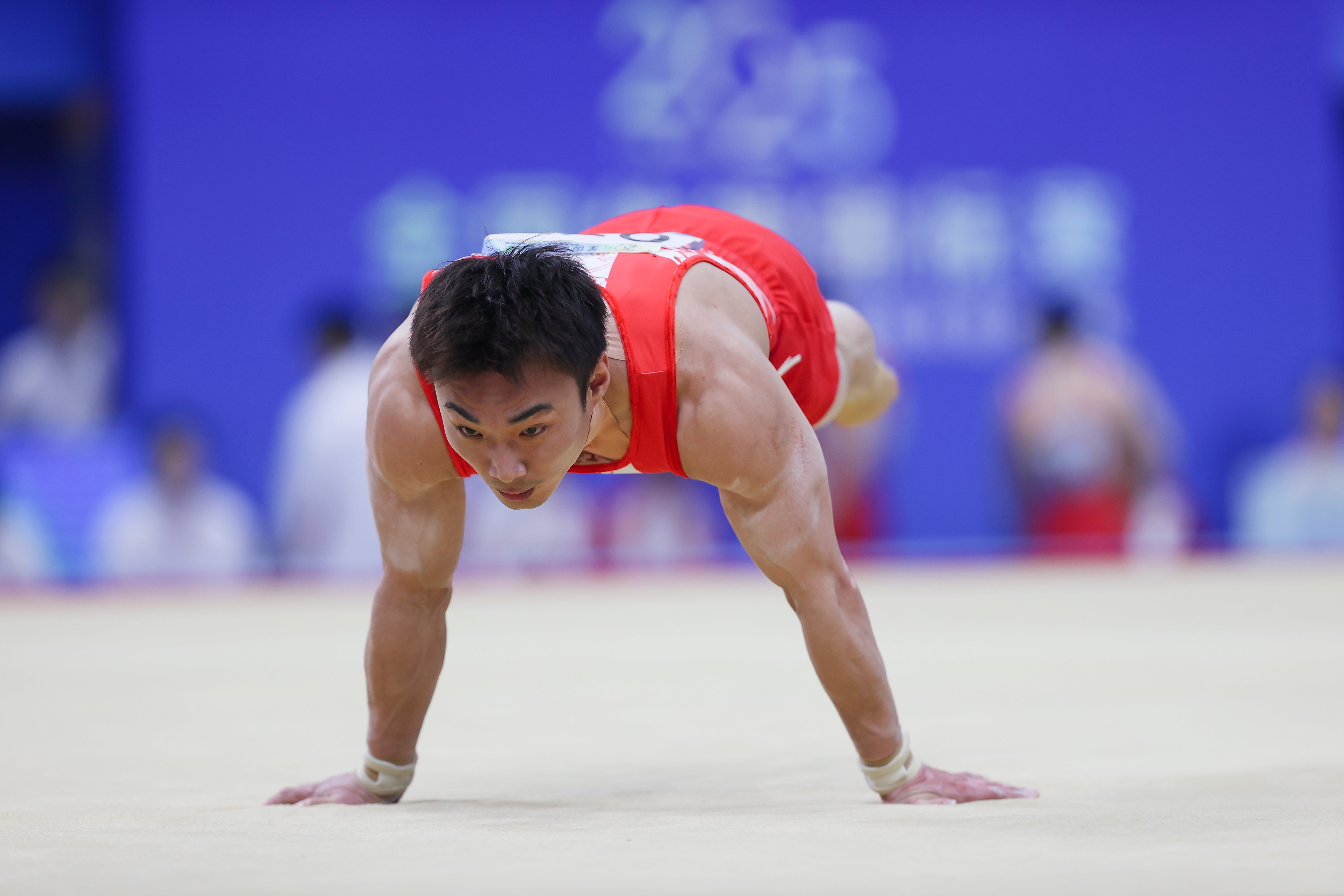体操男团在团体赛中展现团队精神 体操男团在团体赛中展现团队精神