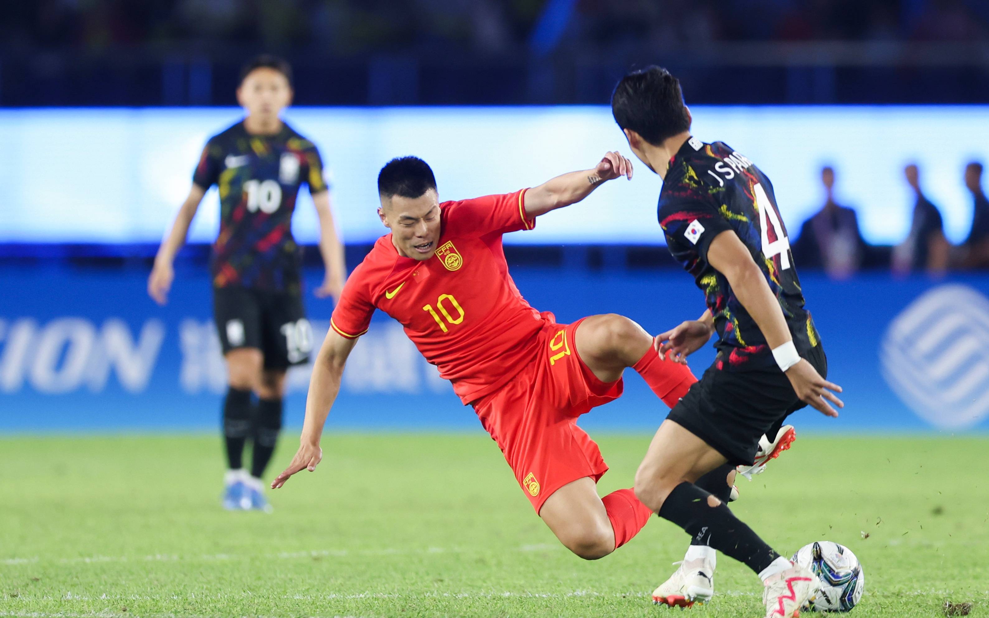 包含强队交手，激烈比赛唤起观众狂热情绪的词条