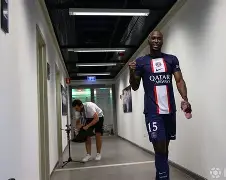 关于朗斯艰难逼平尼姆，难求胜绩的信息