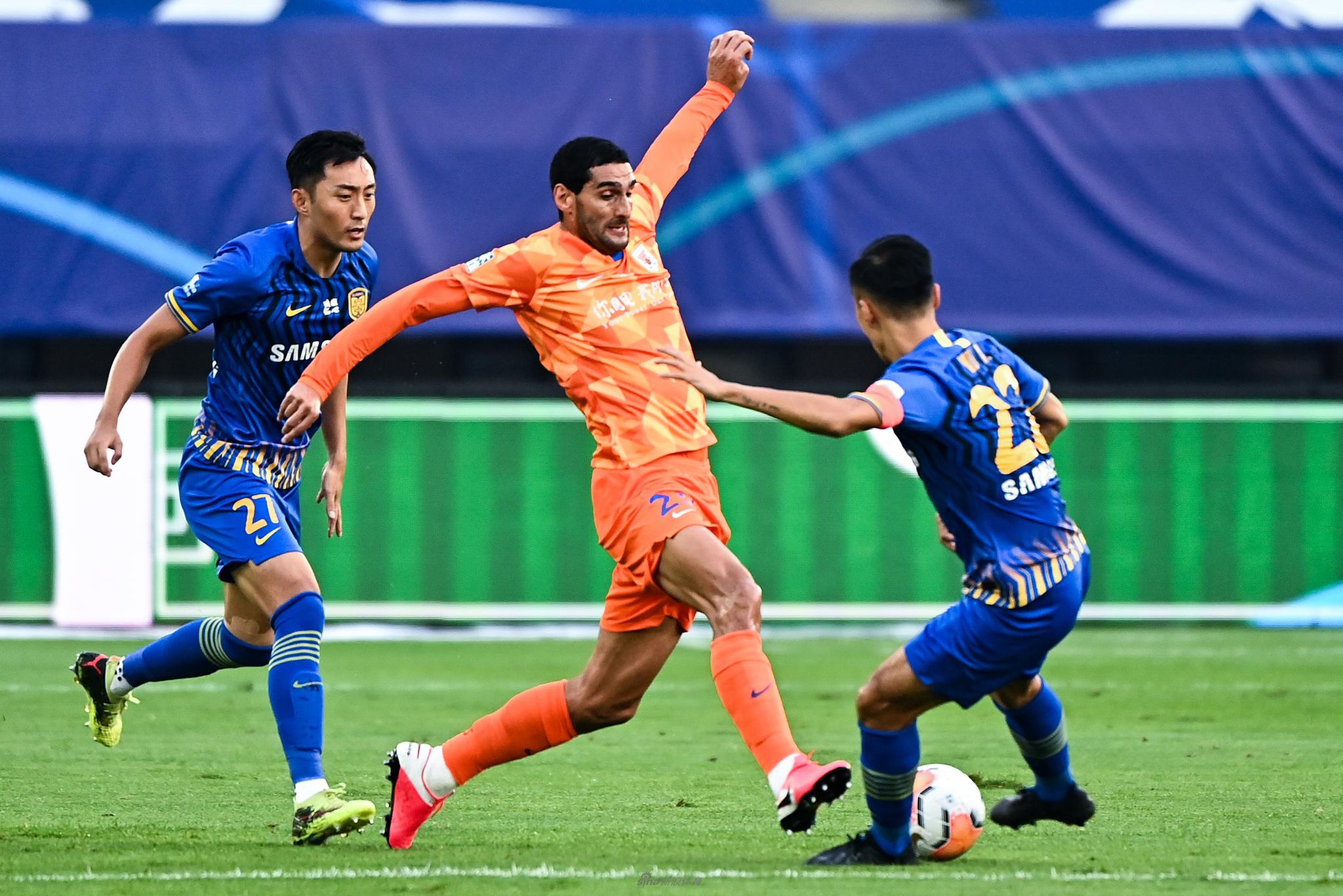 江苏苏宁客场击败山东鲁能，实现胜利的简单介绍