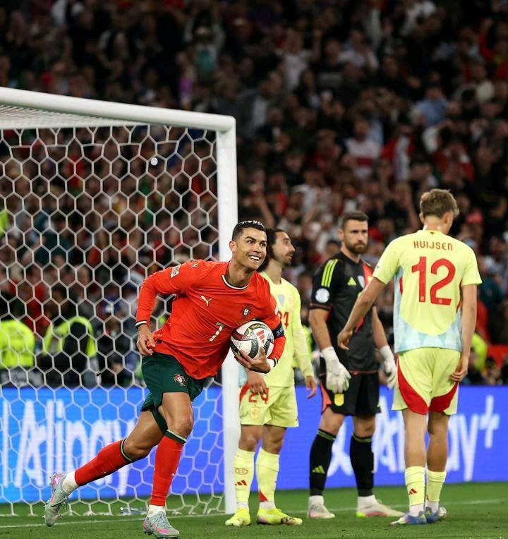 冠军争夺激烈升级，欧国联决赛场面火爆