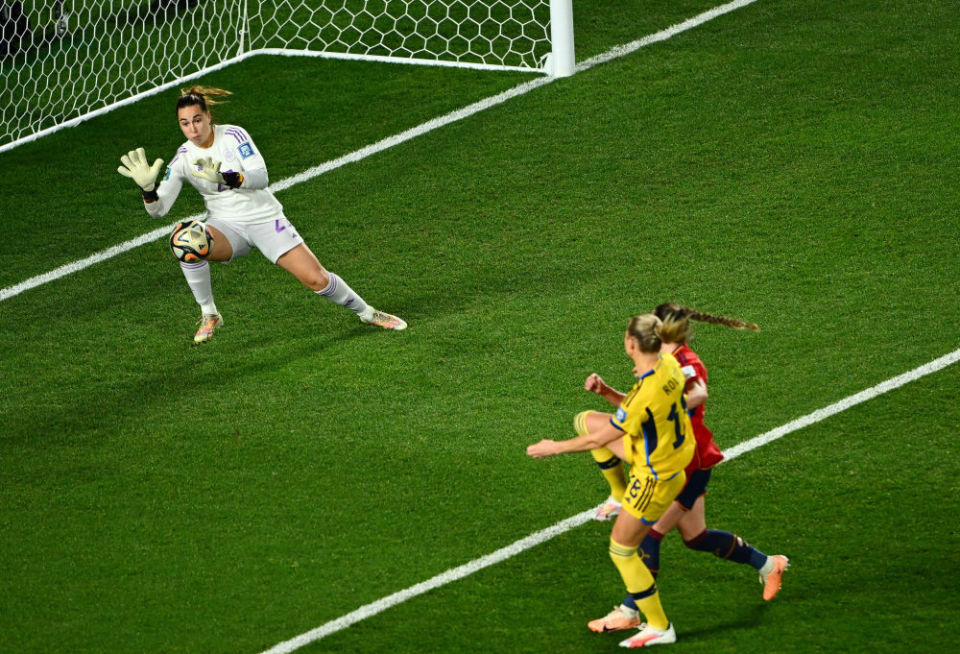 西班牙队在面对瑞典时轻松获胜，积分领先