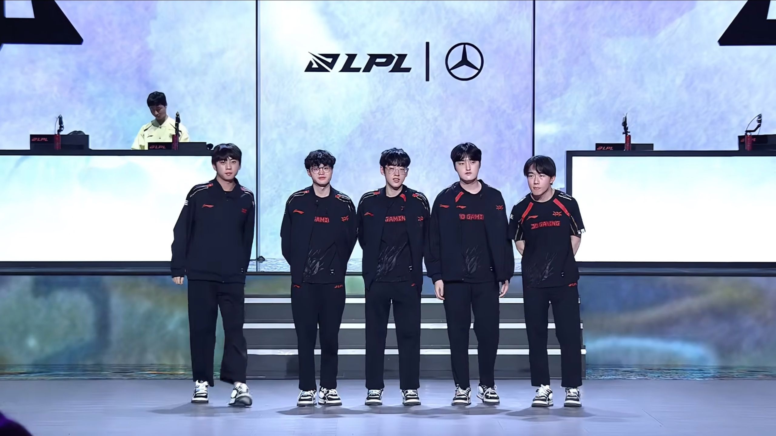 包含JDG横扫100T，ShowMaker打出惊人五杀宿敌对决入围赛，强势挺进下一轮的词条