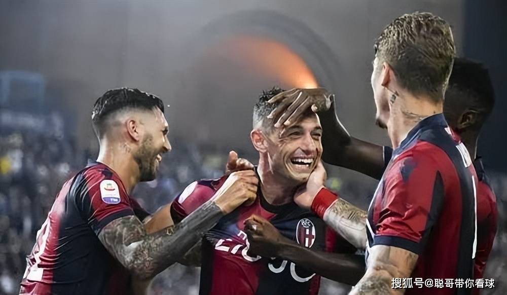 佛罗伦萨球员连续传球，打出精彩配合