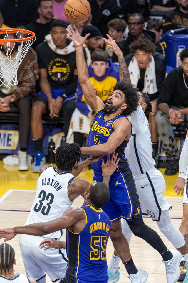 篮网队实力强劲,连胜晋级 篮网队实力强劲,连胜晋级