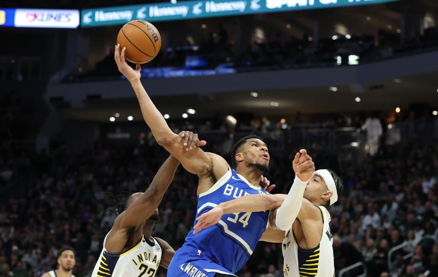 东部强队:雄鹿季前夺了第3,季后赛即将开启 东部强队:雄鹿季前夺了第3,季后赛即将开启