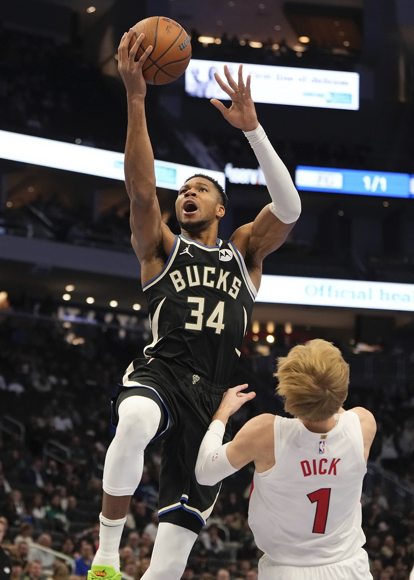 雄鹿大胜猛龙,取得赛季开局7连胜 雄鹿大胜猛龙,取得赛季开局7连胜