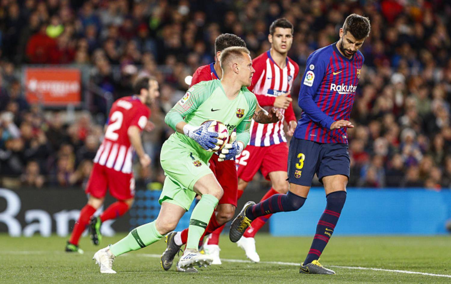 沙尔克04正寻求补强后防线，提高防守实力的简单介绍