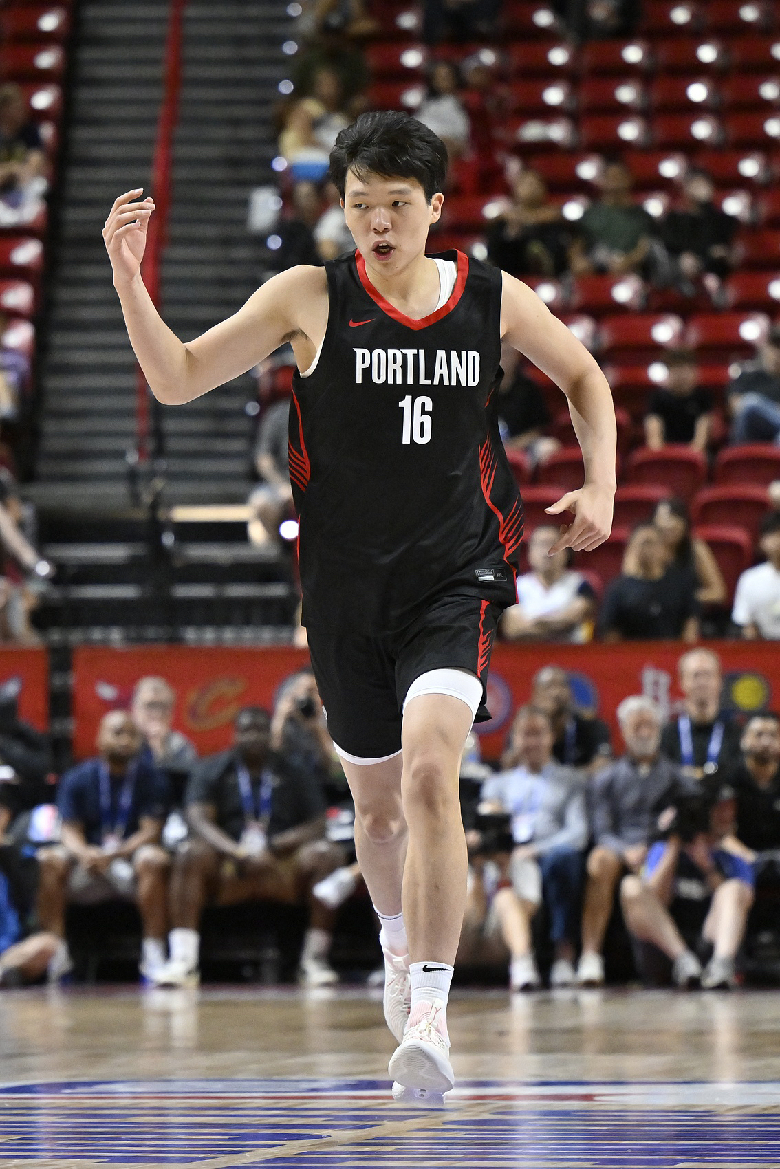 开拓者球员尼科拉斯-贝斯雷重新融入球队,状态回勇的简单介绍 开拓者球员尼科拉斯-贝斯雷重新融入球队,状态回勇的简单介绍