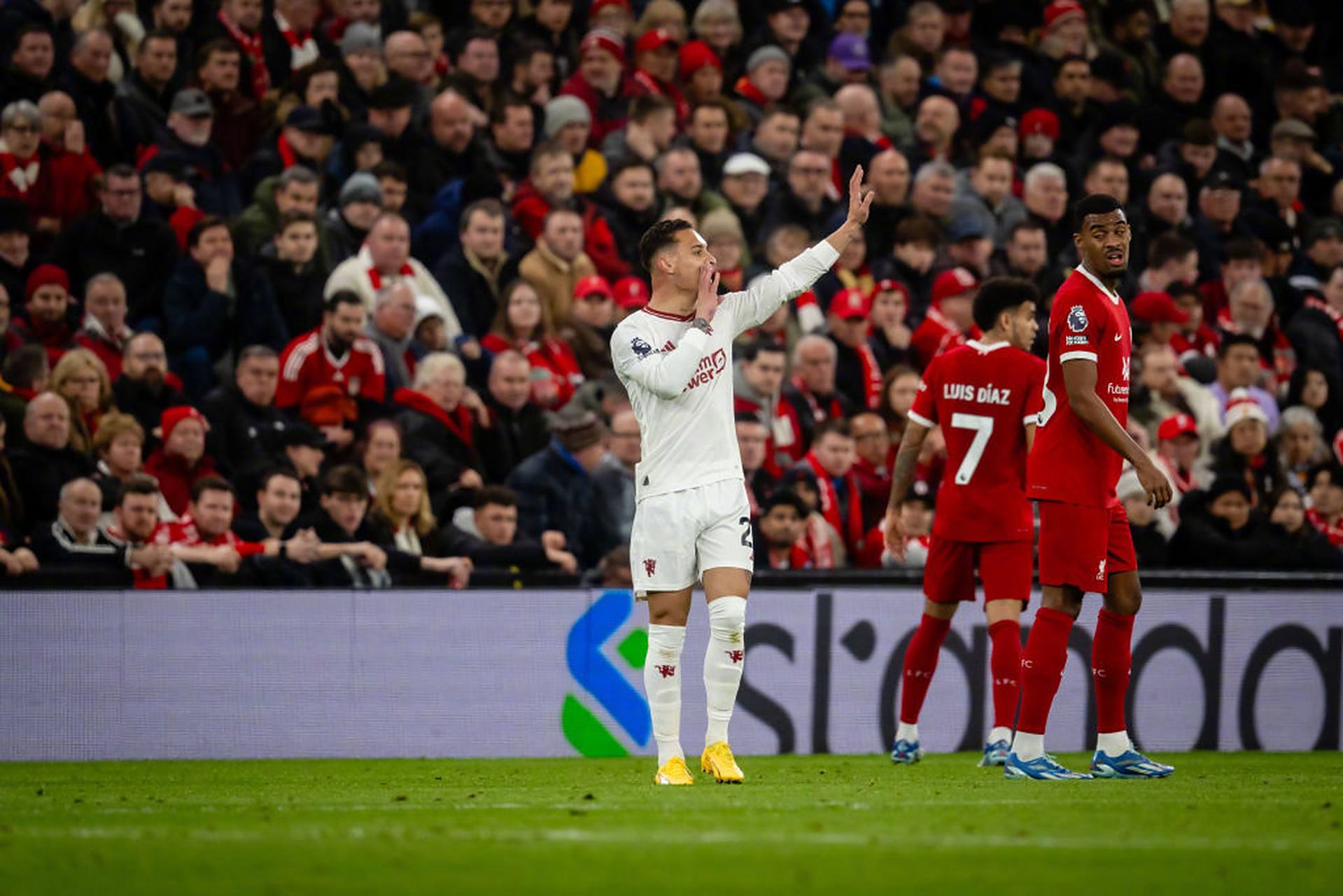 曼联全队迎战士气高涨利物浦，期待胜利